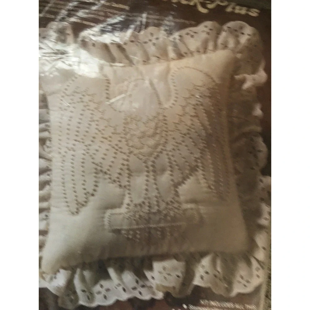 Paragon Candlewick -Plus Eagle Pillow Plus Quilting 14